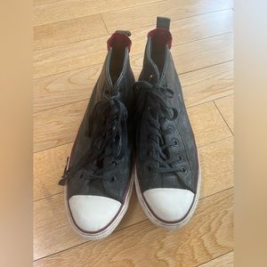 Converse X John Varvatos: All Star Mid
SKU#8332251
Size: Men's 9.5, Women 11.5